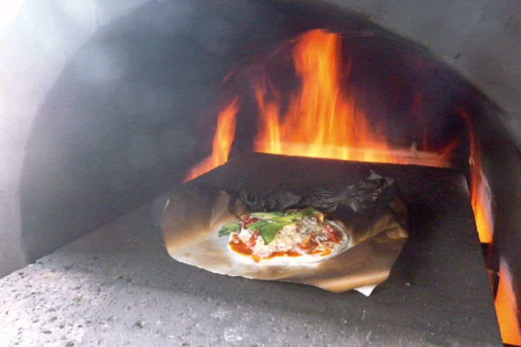 Let's bake a pizza!～石窯で手作りピザを焼こう～